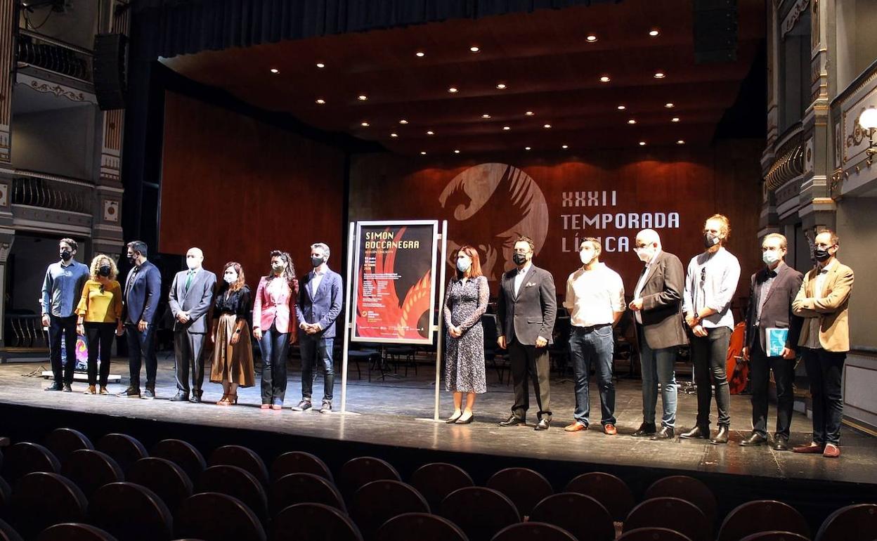 Juan Antonio Vigar, Noelia Losada y los representantes de Fundación Unicaja y Unicaja Banco posan junto a los integrantes de la ópera en concierto 'Simon Boccanegra'.