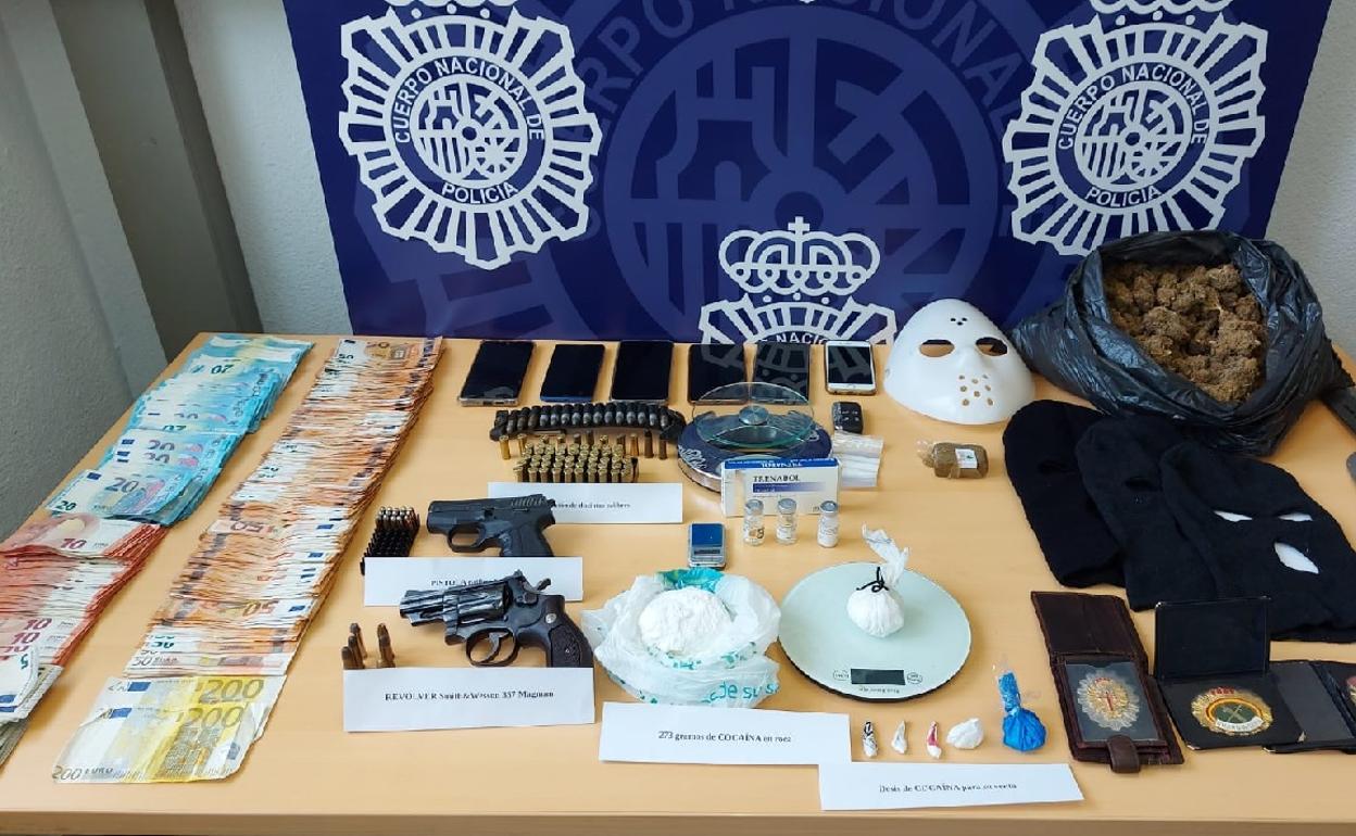 Efectos intervenidos por la Policía Nacional tras desarticular la organización criminal. 