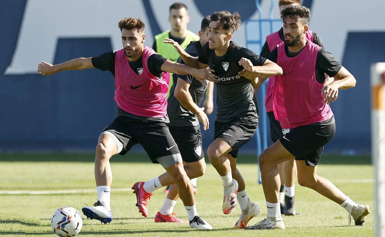 Luis Muñoz, previsiblemente hoy titular y capitán, junto a Larrubia y Juande en un entrenamiento reciente del equipo. 