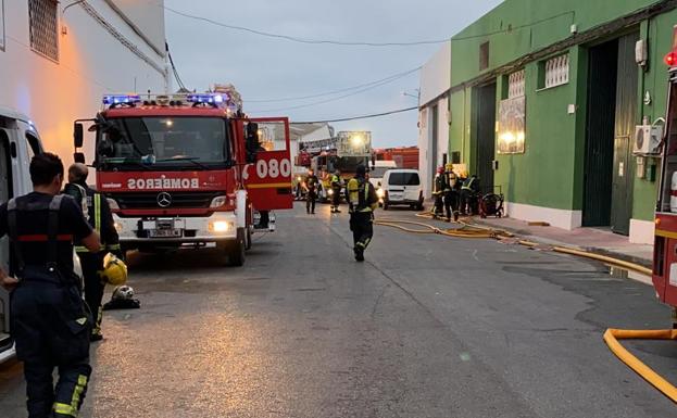 Imagen principal - Actuación de los efectivos de bomberos. 
