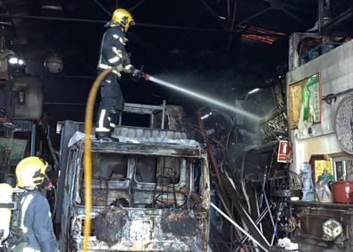 Imagen secundaria 1 - Actuación de los efectivos de bomberos. 