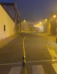 Imagen secundaria 2 - Actuación de los efectivos de bomberos. 