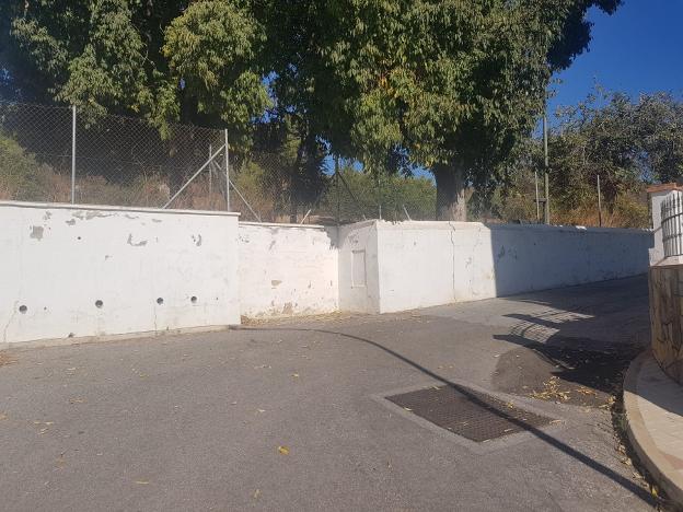 Contenedores de reciclaje lejos y en mal estado