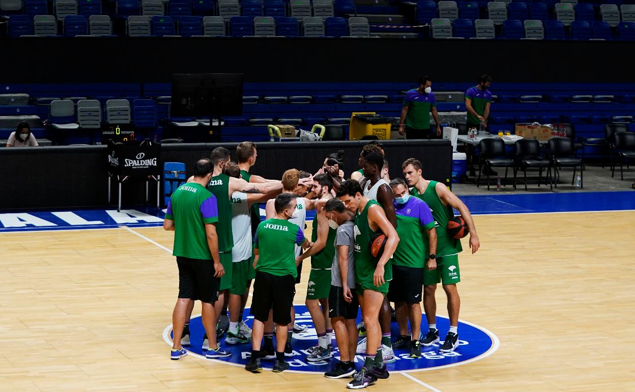 La plantilla del Unicaja hace piña durante un entrenamiento en el Palacio de los Deportes. 