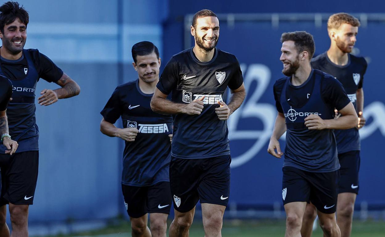 Lombán, al frente del grupo, durante el entrenamiento del Málaga. 