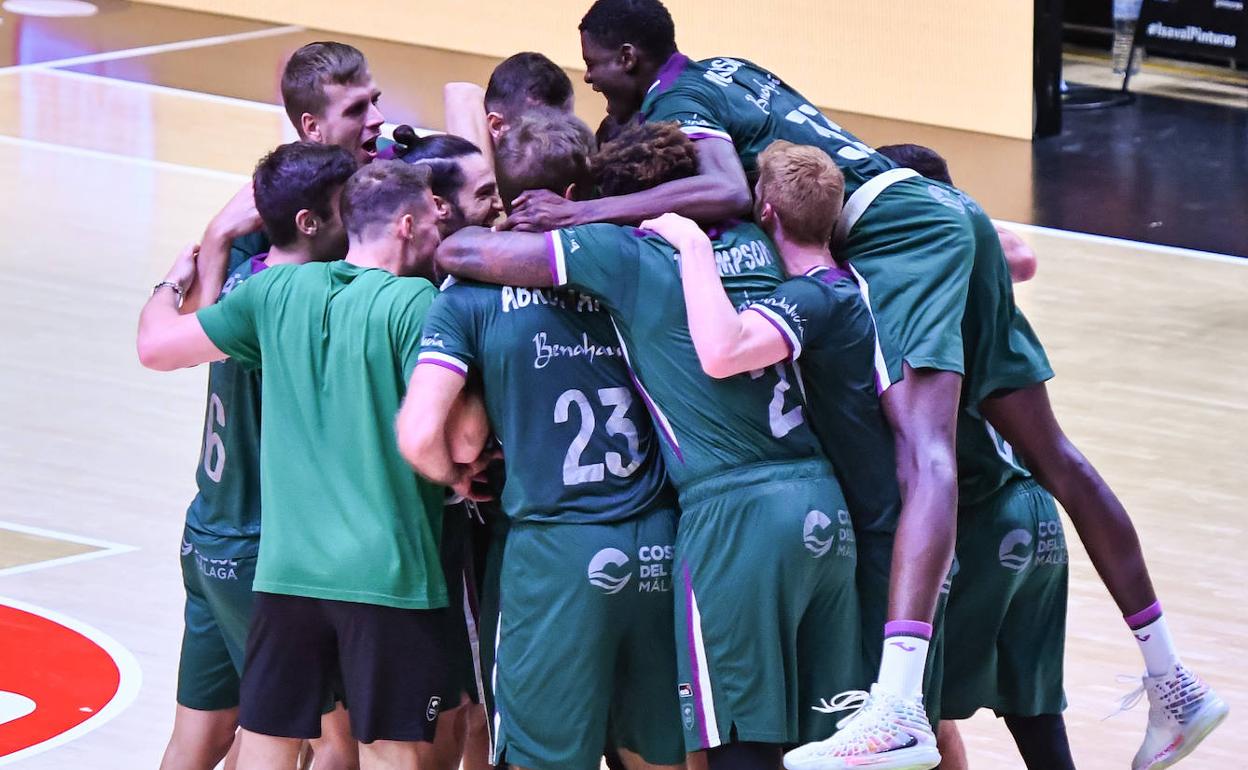 Piña de los jugadores del Unicaja tras ganar en Valencia. 