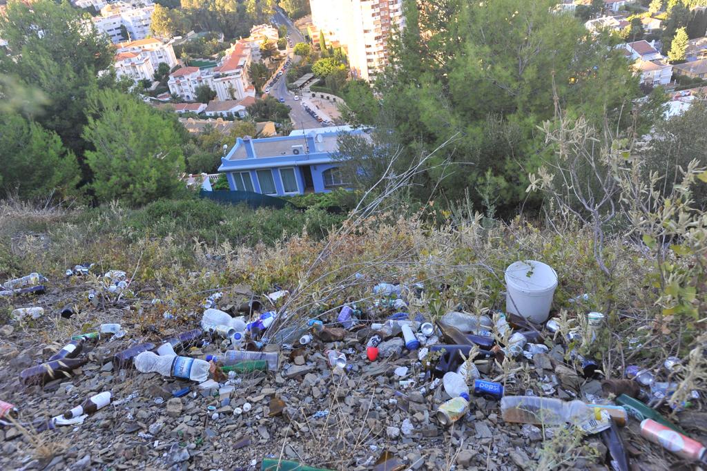 SUR comprueba que la basura se acumula en esta emblemática zona de la capital.