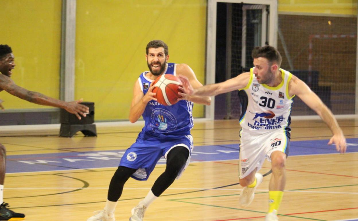 Adrián Fuentes fue el máximo anotador del Marbella en el partido contra el Algeciras. 