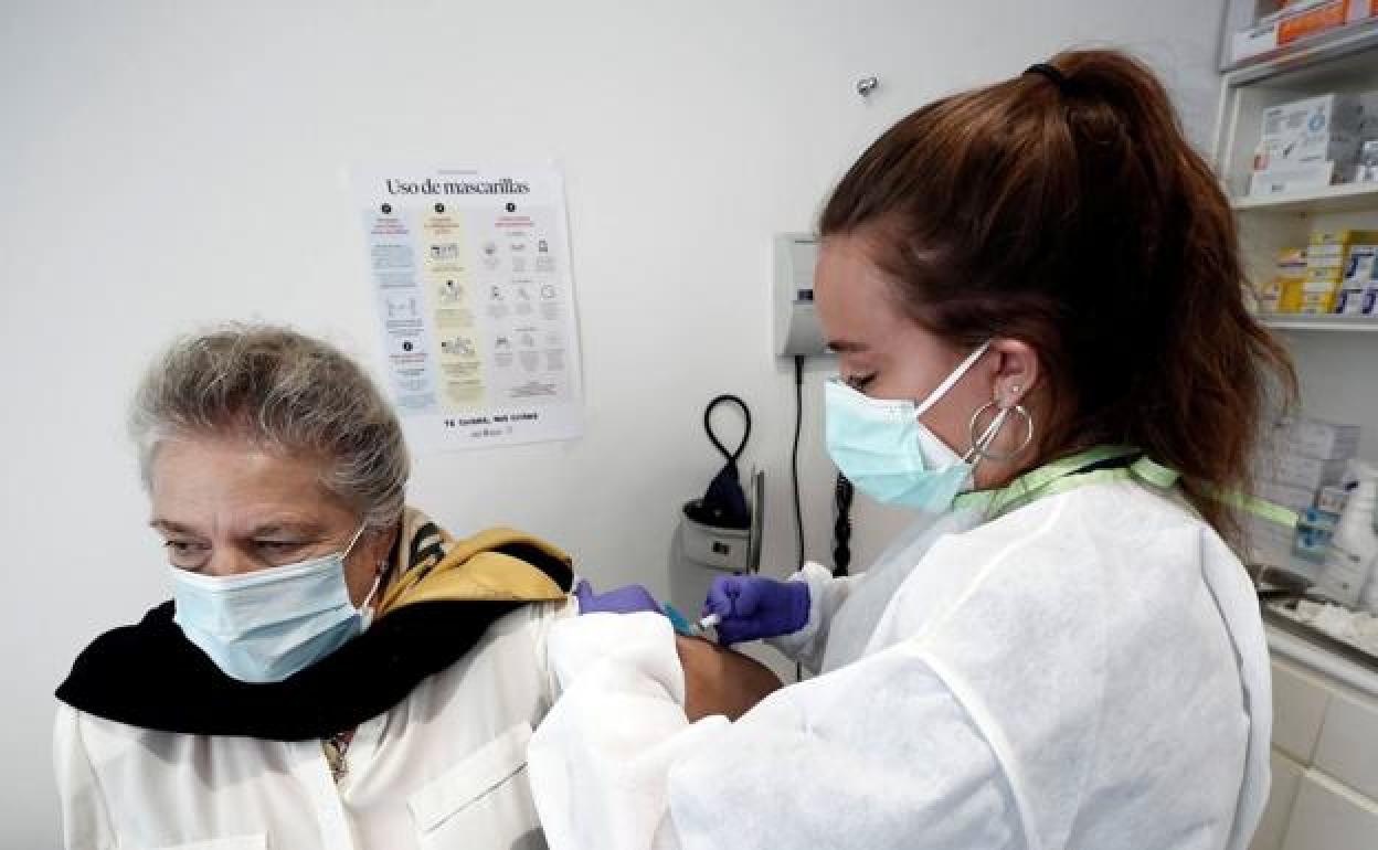 Vacunación contra la gripe en Andalucía: Comienza con los mayores de 65 años con 1,4 millones de dosis