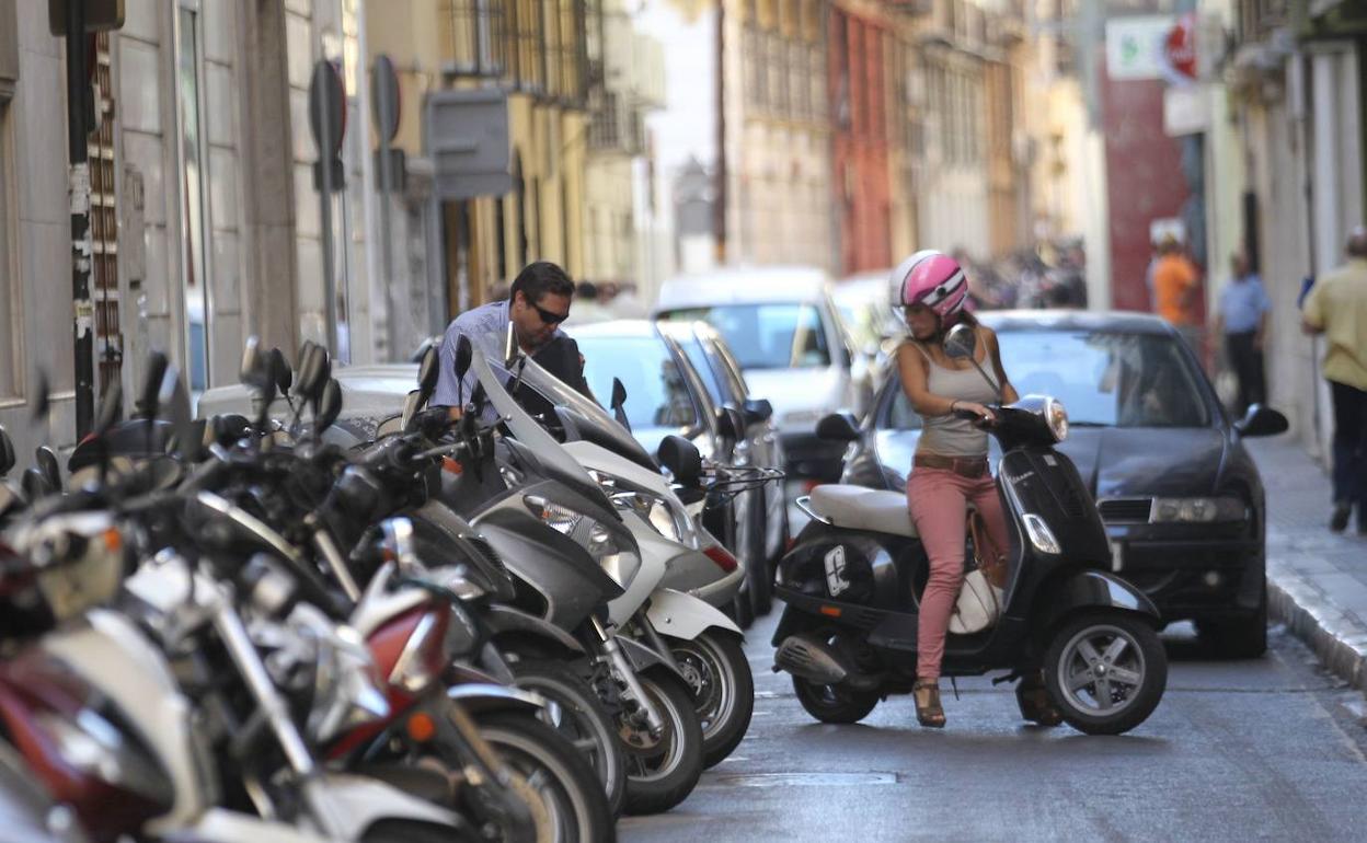 Las motos siguen proliferando como alternativa de movilidad en Málaga. 