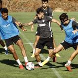 Jugadores del Atlético Malagueño, durante un entrenamiento con el primero equipo.