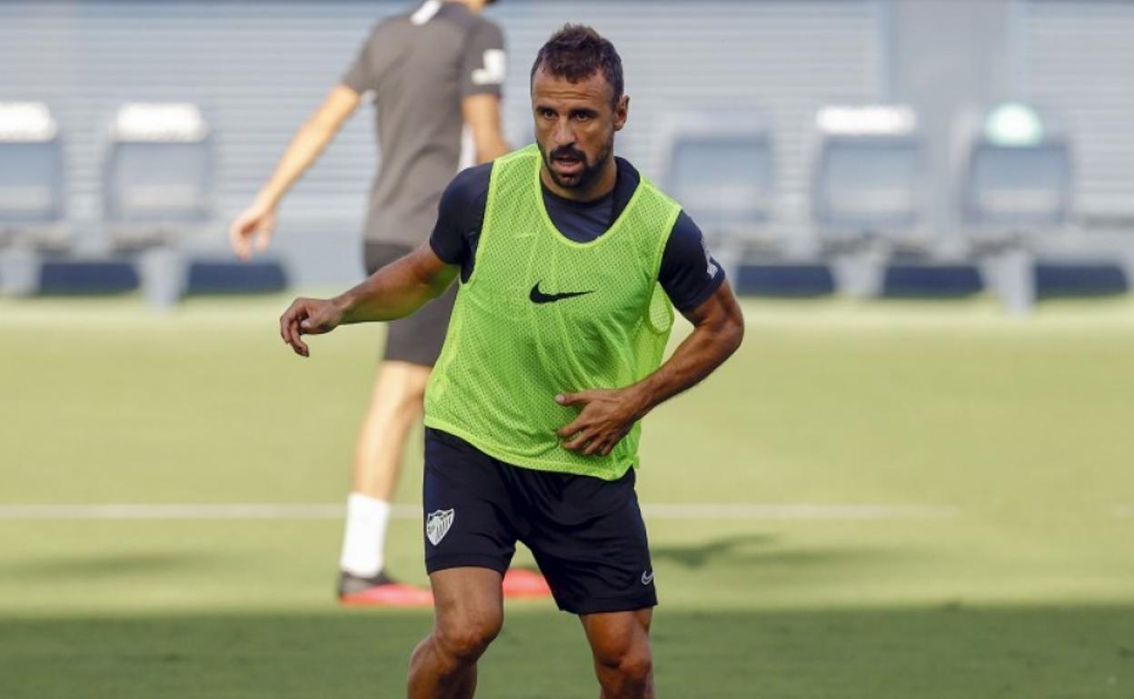 Orlando Sá, delantero centro del Málaga CF, en uno de sus últimos entrenamientos con el grupo en el estadio de La Rosaleda.