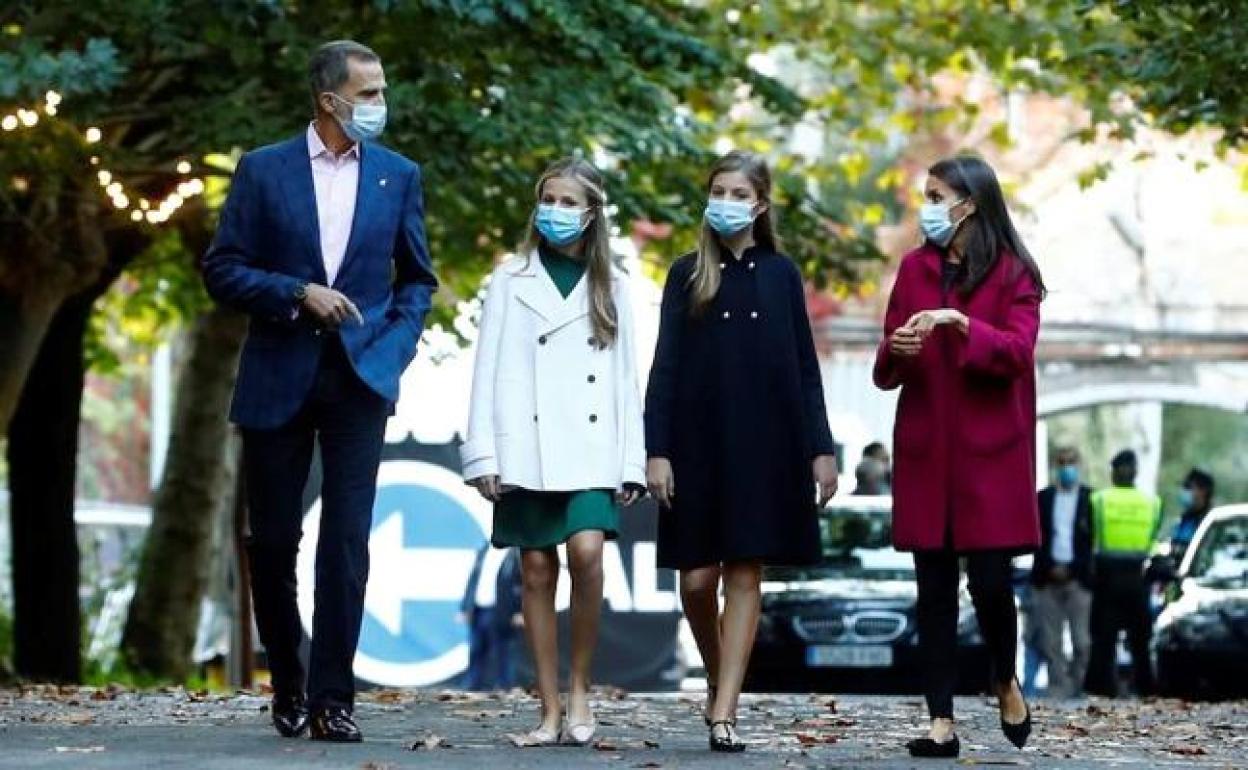 Los Reyes y sus hijas, en el interior de la Fábrica de la Vega 