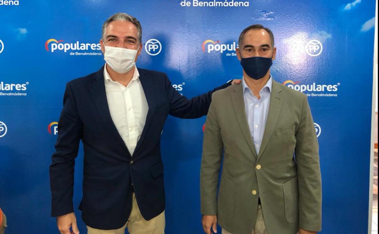 Elías Bendodo con el portavoz del PP en Benalmádena, Juan Antonio Lara, este sábado. 