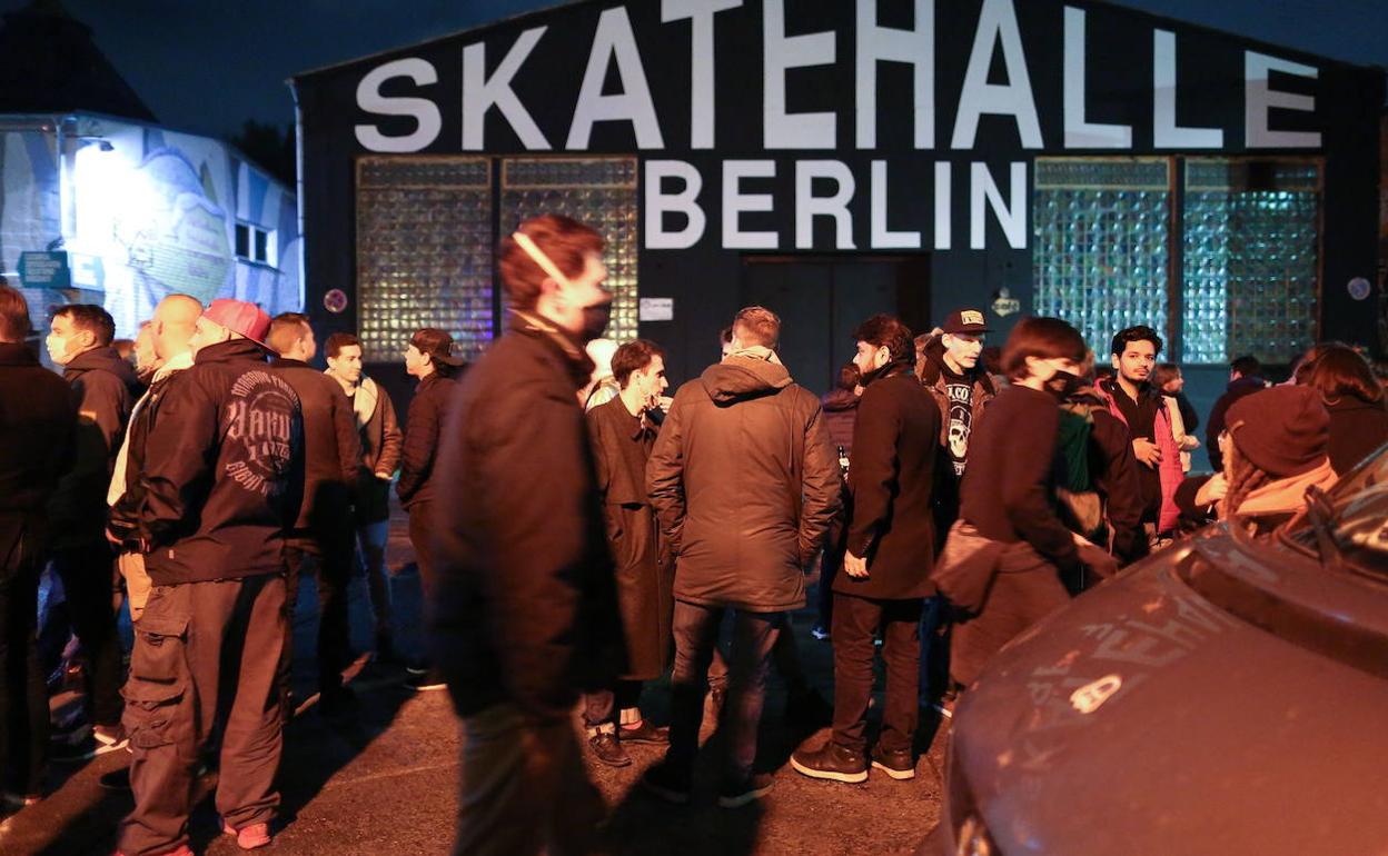 Varios jovenes esperan a la entrad de un bar en Berlín. 