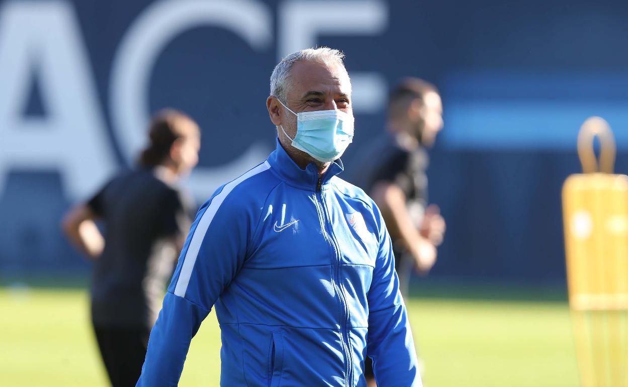 Pellicer, entrenador del Málaga, durante el entrenamiento del pasado viernes en el Anexo de La Rosaleda.
