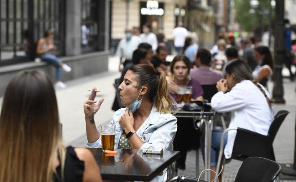 Varias personas en una terraza. 