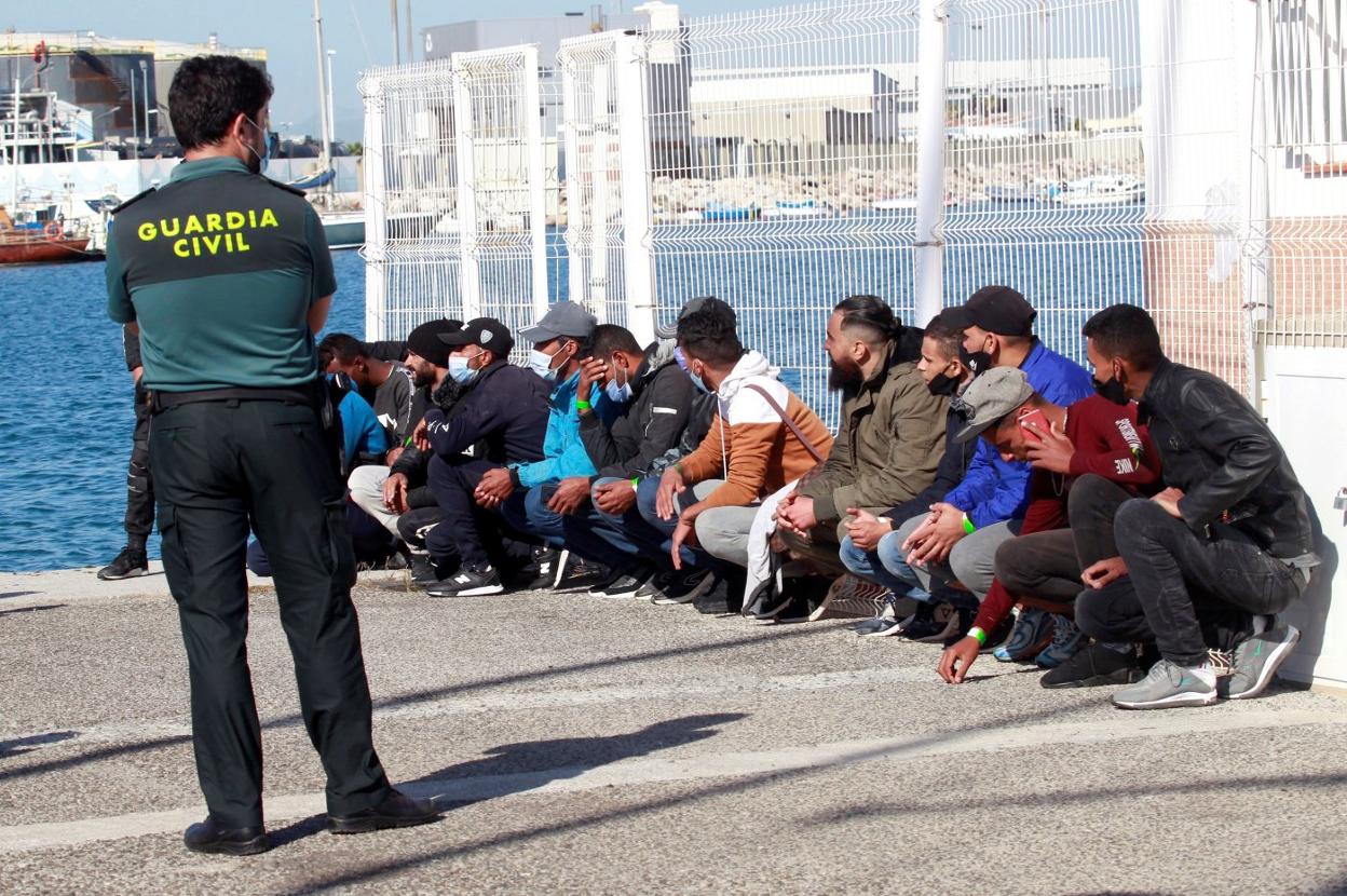 Un centenar de inmigrantes llegan a las costas andaluzas