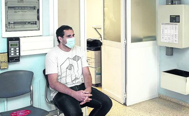 Imagen principal - 1- Alberto Geijo espera a que le hagan una extracción de sangre. 2- Al logroñés Modesto Alcolea, 52 años, le detectaron un melanoma con metástasis para el que no había tratamiento. Su participación en un ensayo clínico de la Clínica Universidad de Navarra, durante seis años y medio, le ha salvado la vida. Está curado. 3- Una médico identifica unas muestras.