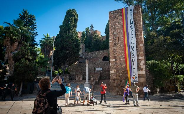 Bandera y pancarta desplegada en la Alcazaba.