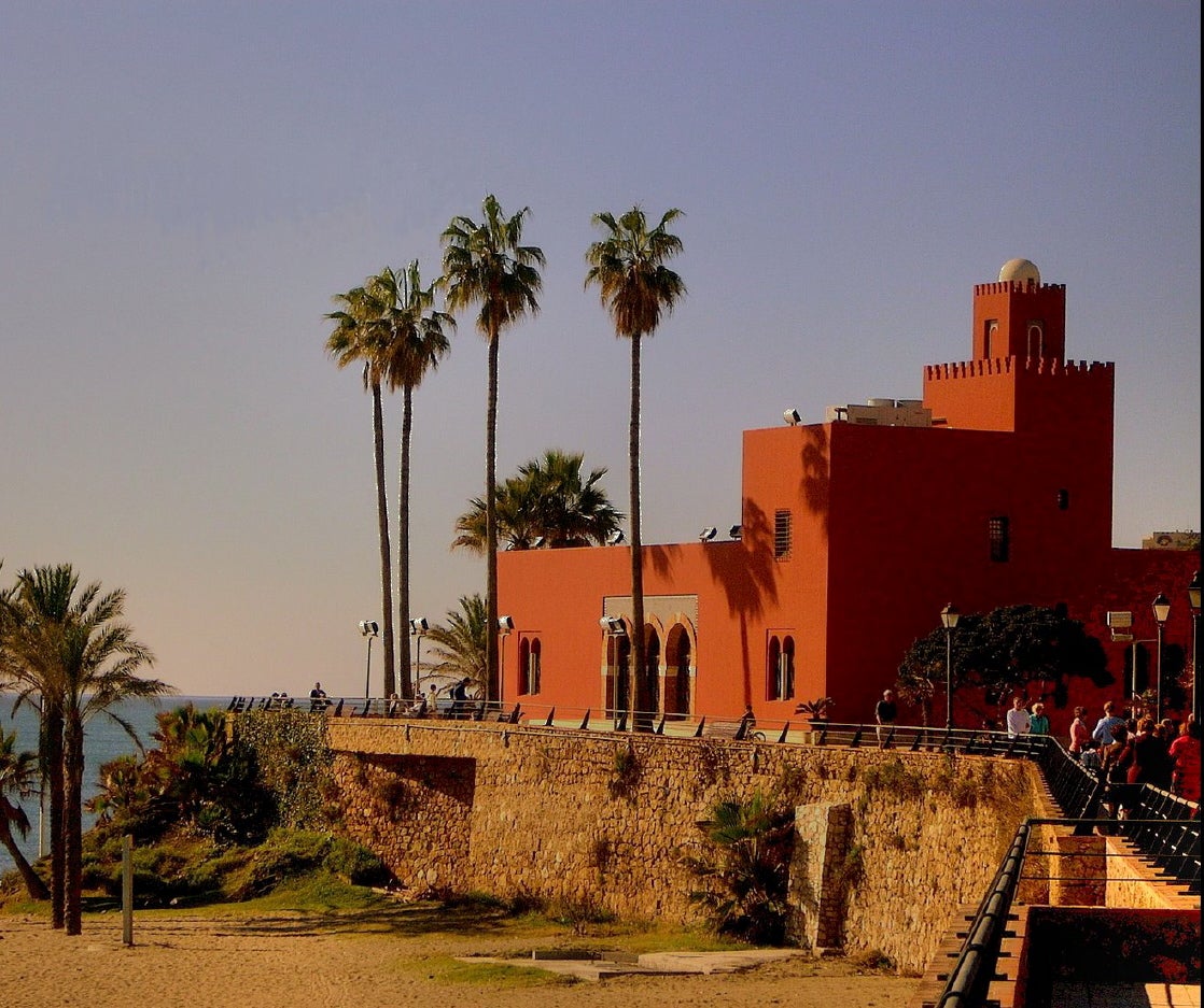 El castillo El-Bil-Bil, situado en Benalmádena, fue diseñado por el arquitecto Enrique Atencia. Su estilo neoárabe de enlucido rojo al exterior y decoración con azulejo y bajorrelieves lo han convertido en un icono del municipio desde su finalización en 1936.