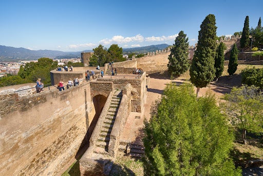 El castillo o alcázar de Gibralfaro preside Málaga capital desde el monte del mismo nombre. Fue Abderramán III quién transformó en fortaleza las antiguas ruinas fenicias. Tras el asedio cristiano de 1487, Fernando el Católico lo tomó como residencia, mientras que Isabel I de Castilla optó por vivir en la ciudad.