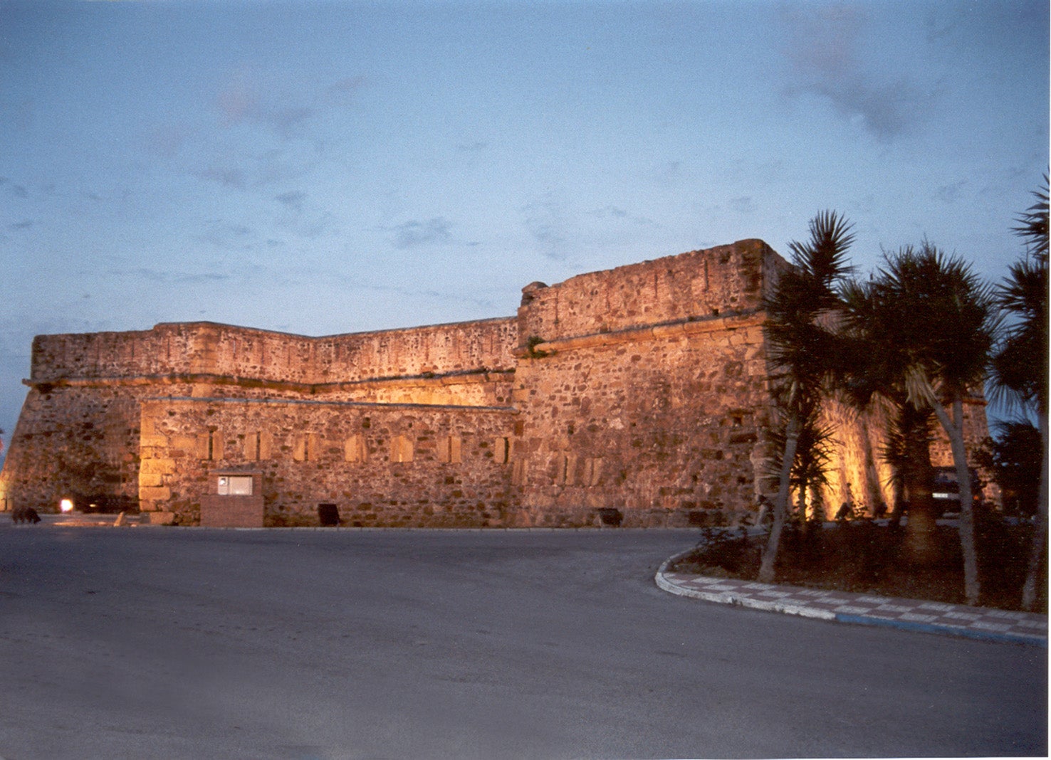 El Castillo de la Duquesa o Fortín de Sabinillas se construyó para proteger este gran fondeadero, cercano a Gibraltar, en 1767, los años en que se trataba de recuperar esta plaza militarmente, durante la guerra contra Inglaterra a causa del llamado 'Pacto de Familia'.