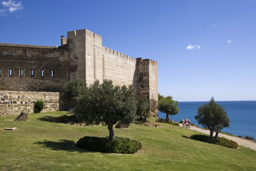 El castillo Sohail, en Fuengirola, es uno de los más próximos al mar. En el año 956, sobre las ruinas de una población de época romana, la antigua Suel de la que tomó el nombre, el califa cordobés Abderramán III, mandó construir una pequeña ciudadela, sirviendo como viviendas, con el fin de fortalecer las defensas costeras.