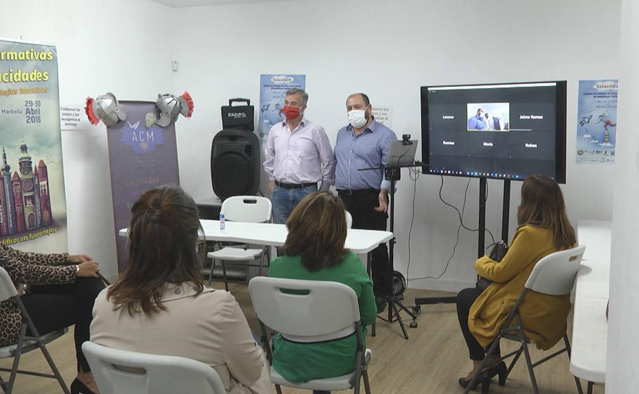 El alcalde de Estepona durante la presentación del curso 20/21 de la asociación. 