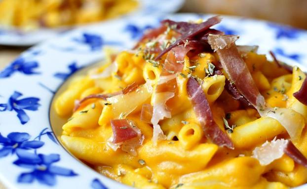 Plato de pasta con calabaza y jamón