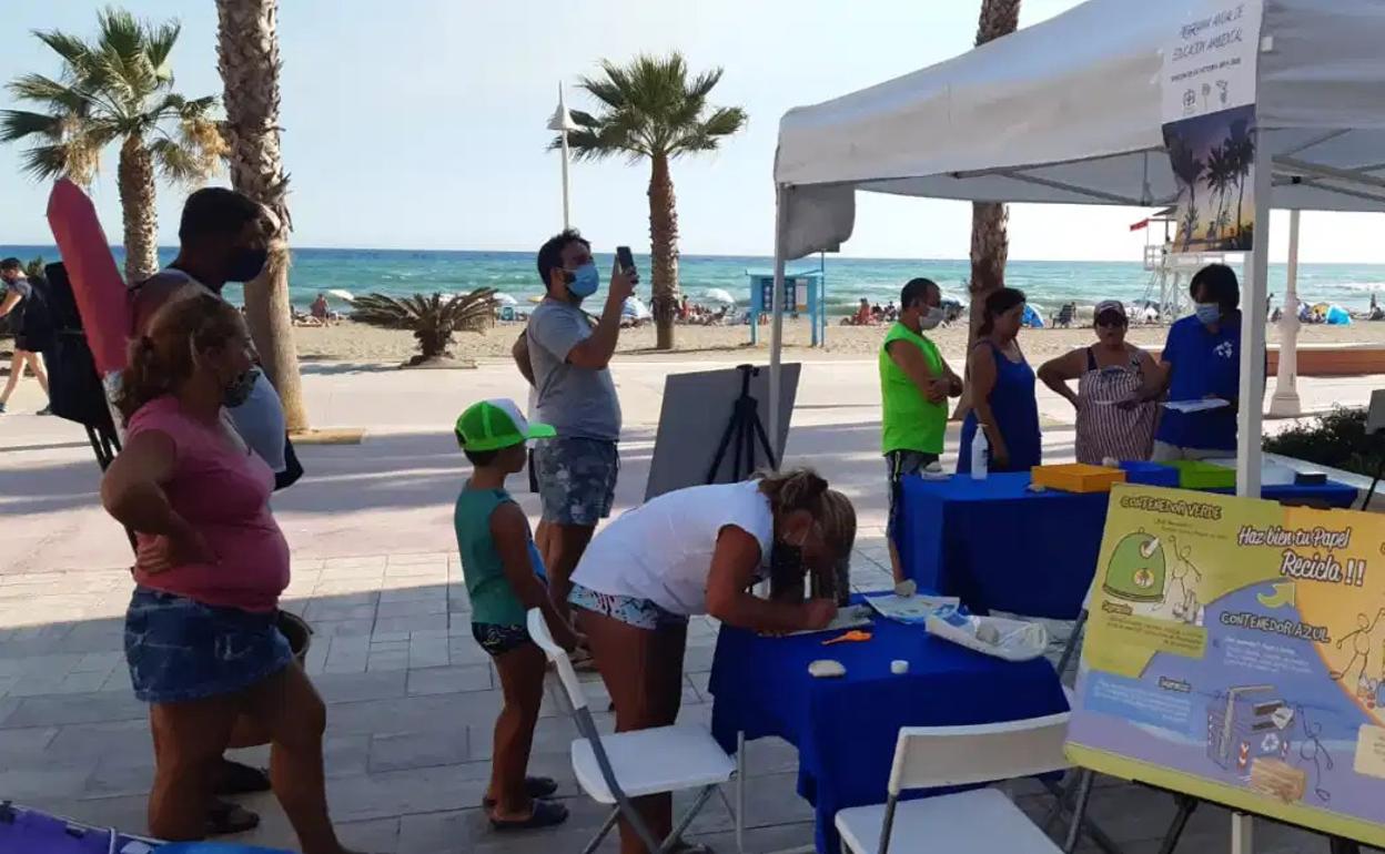 Imagen de una de las actividades desarrolladas en el paseo marítimo rinconero. 