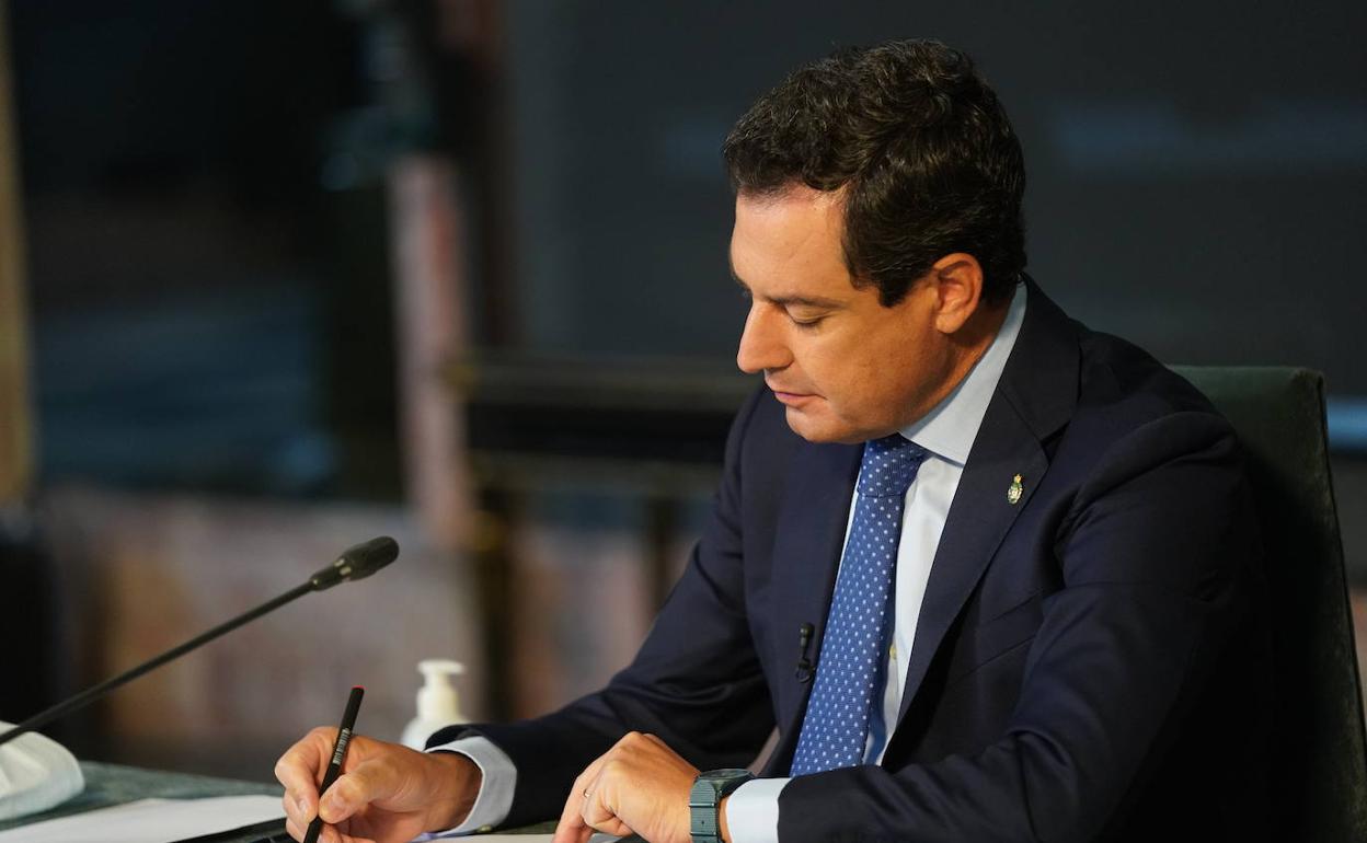 Juanma Moreno permaneció todo el día de ayer preparando el discurso de hoy en el Parlamento. 