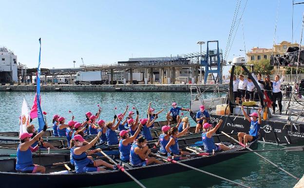 Miembros del equipo de Málaga Dragon Boat de remo, junto al velero. 