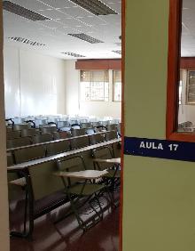 Imagen secundaria 2 - Las cafeterías, como esta de Medicina, apenas tienen clientes. Los aparcamientos están vacíos, como esta aula de Filosofía y Letras. 