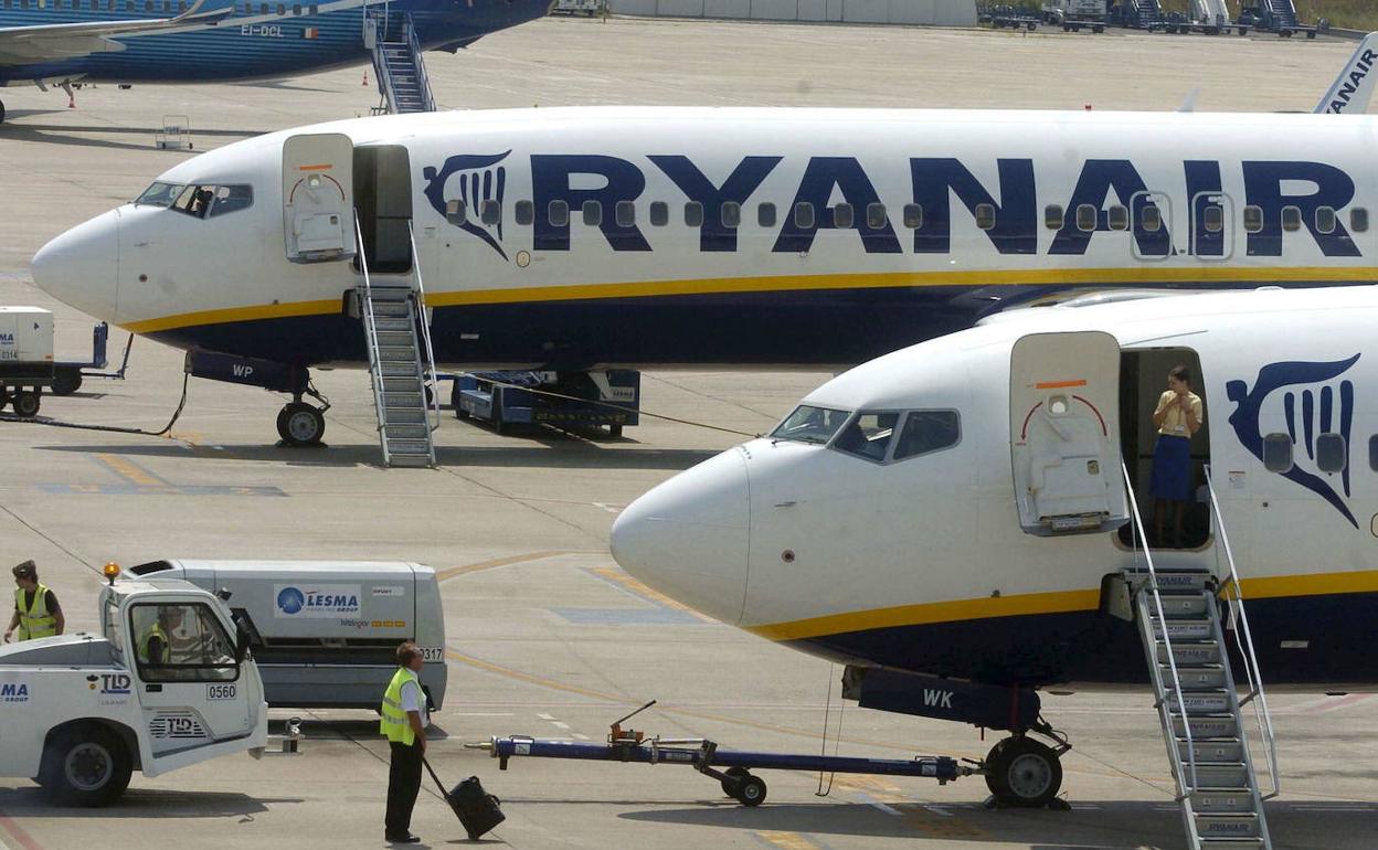 Aviones de Ryanair se preparan en la pista para iniciar el vuelo. 