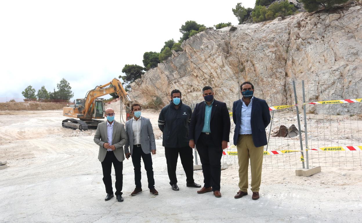 El alcalde de Mijas, Josele González, junto a los responsable de Acosol y el edil de Infraestructuras, José Carlos Martín