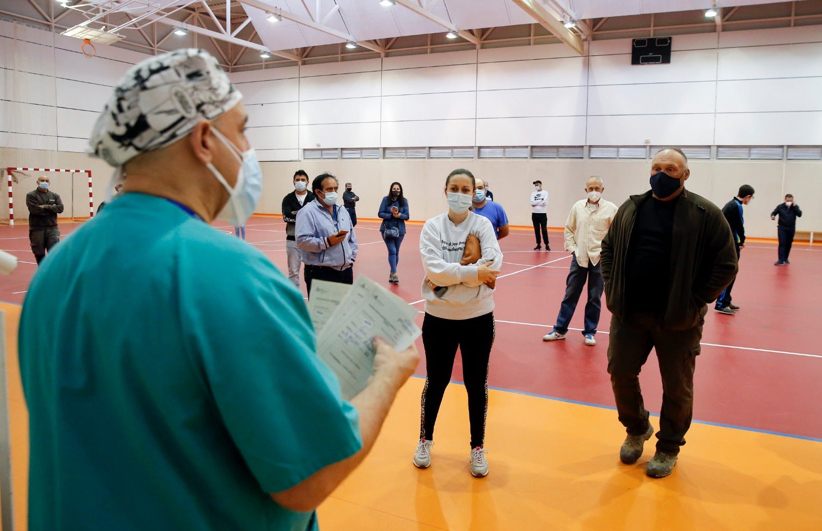 Un cribado masivo para detectar nuevos casos de coronavirus entre la población. Se ha citado a un total de 330 vecinos de manera voluntaria en el pabellón polideportivo municipal