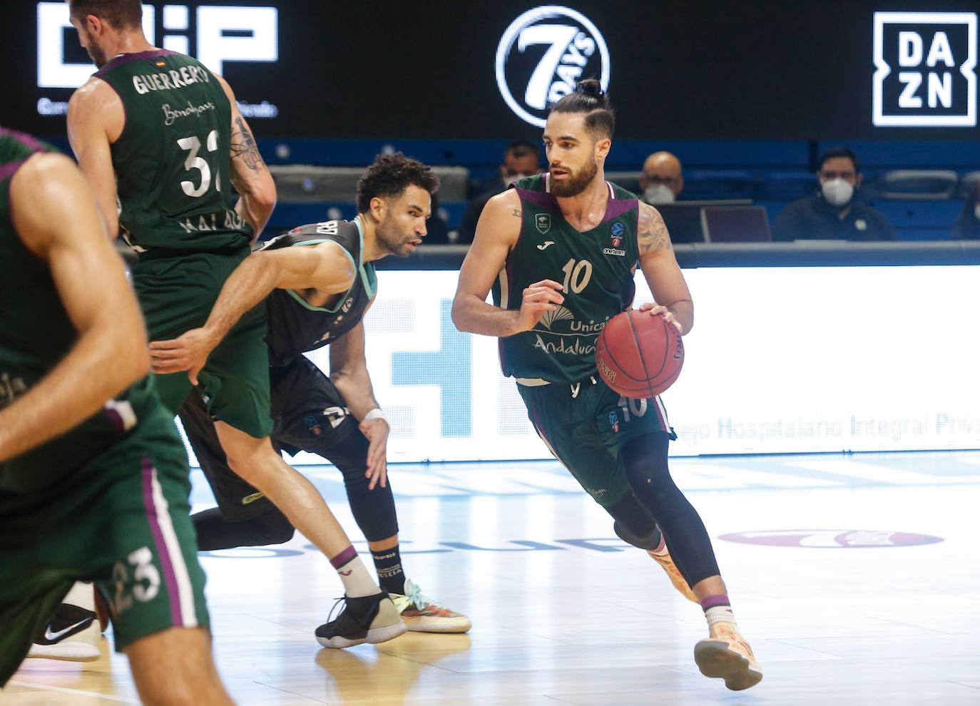 El Unicaja gana al Germani Brescia (86-69).