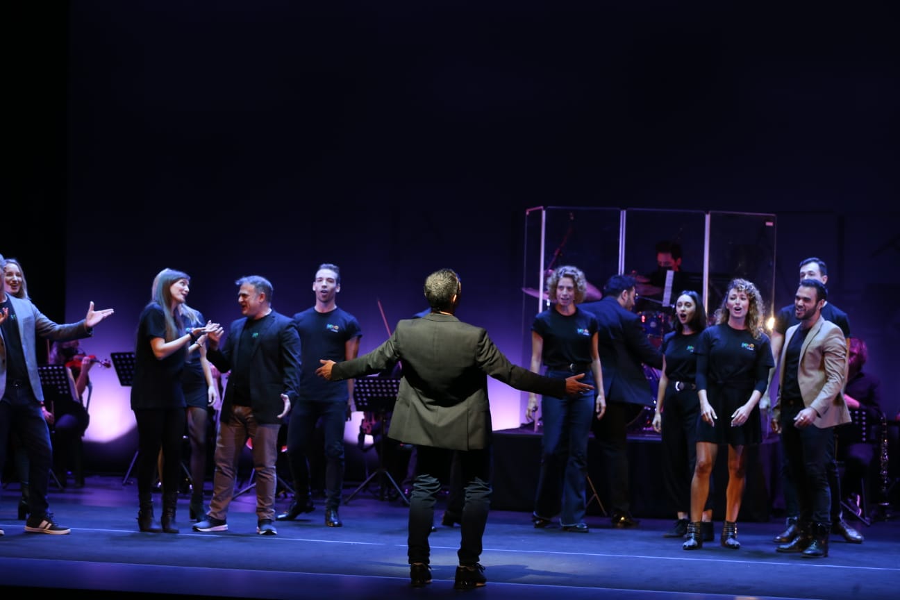 El actor y director malagueño avanza por sorpresa un número de la obra de Stephen Sondheim en la presentación de una compleja temporada con Andrés Lima, Dani Rovira y Josep María Pou en cartel