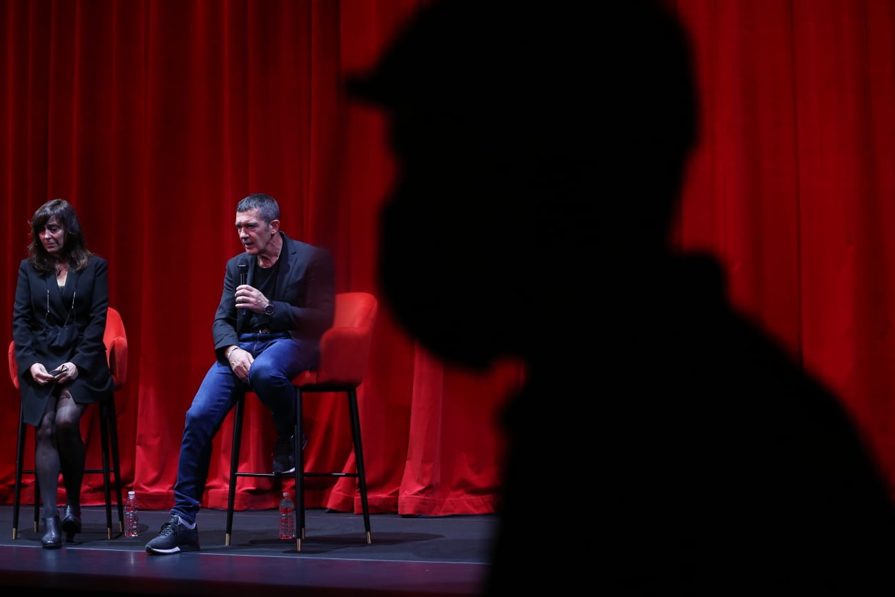 El actor y director malagueño avanza por sorpresa un número de la obra de Stephen Sondheim en la presentación de una compleja temporada con Andrés Lima, Dani Rovira y Josep María Pou en cartel