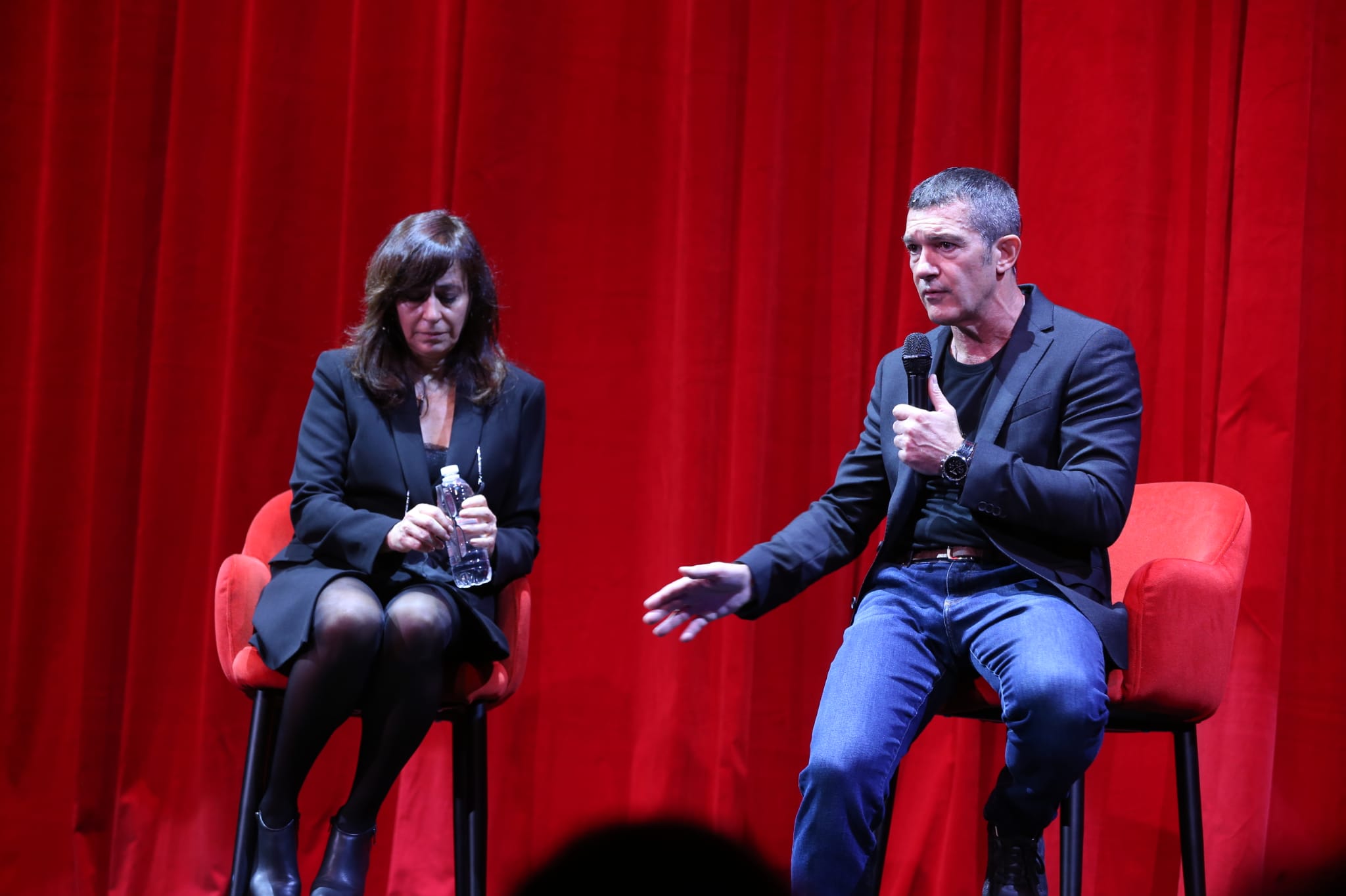 El actor y director malagueño avanza por sorpresa un número de la obra de Stephen Sondheim en la presentación de una compleja temporada con Andrés Lima, Dani Rovira y Josep María Pou en cartel