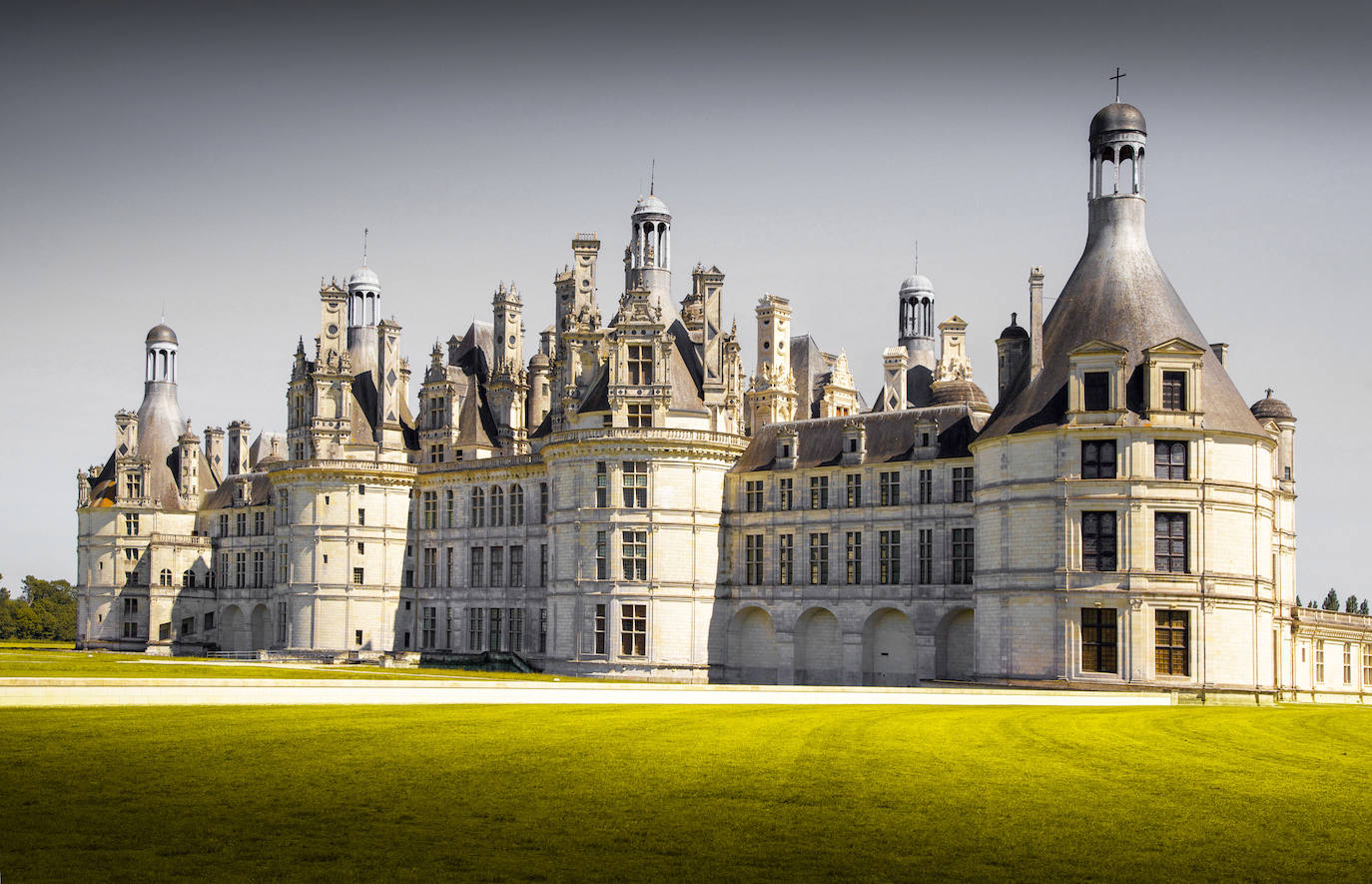 Castillo de Chambord (Francia). Es probablemente el castillo más hermoso y prestigioso del Loira, rodeado de bosques que albergan jabalíes y ciervos. Fue construido en el siglo XVI para el rey Francisco I y es reconocido instantáneamente por esa multitud emblemática de cúpulas y torreones en el techo. El arquitecto original sigue siendo un enigma, pero se alega que el edificio se inspiró en los bocetos de Leonardo da Vinci, protegido del rey, y es uno de los mejores edificios renacentistas de Francia. Parece claro que Leonardo participó en la obra interior más aclamada, una escalera central de doble hélice que se retuerce graciosamente hasta tres pisos y está iluminada desde arriba por un tragaluz, según detallan desde la web Jetcost.es