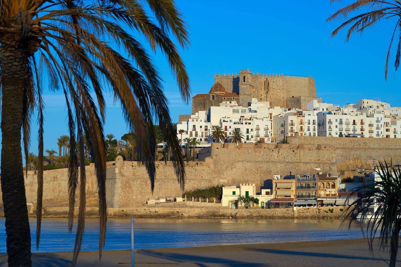 Castillo de Peñíscola (España). Está enclavado en la zona más elevada de la ciudad de Castellón. Construido por los templarios sobre los restos de la antigua alcazaba árabe, el castillo fue levantado con muros de piedra labrada. La mayoría de las dependencias se cubren con bóvedas de cañón. Se trata de una construcción sobria y sólida. El Papa Luna, tras su traslado a Peñíscola en 1411, convirtió el castillo en palacio y biblioteca pontificia. Su verdadero nombre fue Benedicto XIII, era maño y fue el último del famoso cisma de Aviñón, cuando tres papas pretendían ser el auténtico, al pedírsele que cediera en su empeño de ser Papa dijo aquello de “yo sigo en mis trece” que se convirtió en símbolo de cabezonería, especialmente entre aragoneses, según la web Jetcost.es