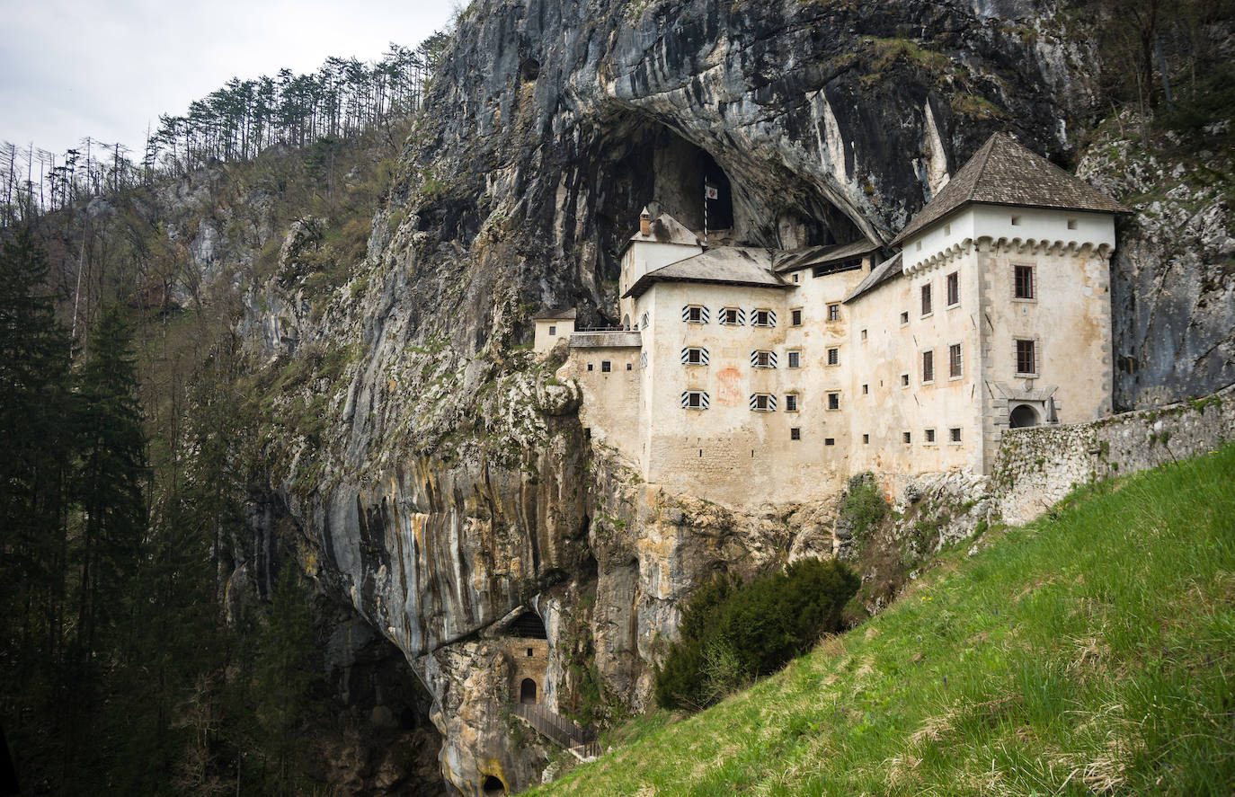 Castillo de Predjama (Eslovenia). Encaramado en lo alto de un acantilado imponente, el misterioso y magnífico Castillo Predjama ha sido incluido en el Guinness como el castillo cueva más grande del mundo. Debido a su entorno, una serie de túneles subterráneos y paredes entretejidas con la estructura natural de la cueva, la ubicación ha aparecido en numerosas películas y especiales de televisión. El castillo actuó como refugio para Erazem de Predjama en el siglo XV, un legendario barón ladrón que resistió el asedio de un año y se convirtió en una especie de figura a lo Robin Hood, según la web Jetcost.es