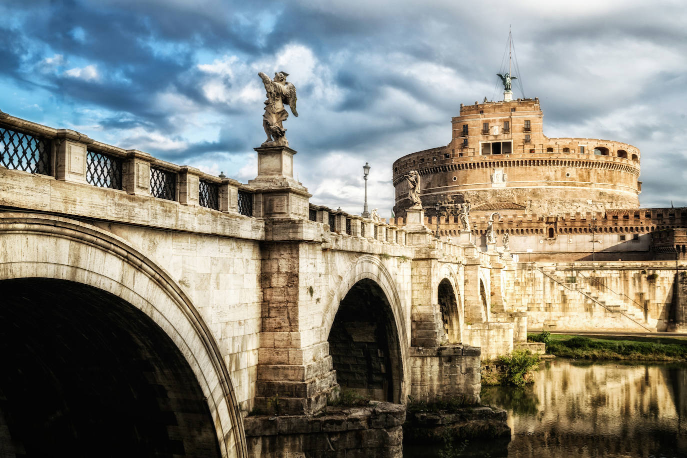 Castillo de Sant'Angelo (Italia). Es uno de los edificios más fotografiados de Roma, justo en el encuentro de la vieja capital con la ciudad del Vaticano. El castillo de Sant'Angelo se construyó originalmente en el siglo II como mausoleo para el emperador Adriano y su familia. Esta construcción, que más tarde se convirtió en fortaleza militar, recibe su nombre de una leyenda, que cuenta que el arcángel Miguel se apareció sobre lo alto del castillo para detener una plaga que asolaba Roma en el año 509. El castillo logró sobrevivir a través de los siglos y albergó a muchas personas famosas, incluido Miguel Ángel, según la web Jetcost.es