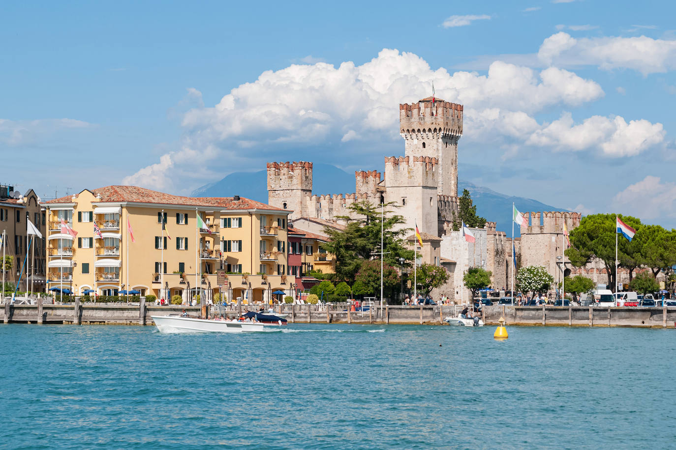 Castillo de Sirmione (Italia). Destaca especialmente por su singular posición en medio del lago Garda. Conocido también como Scaligero en honor a la poderosa familia Scaligeri, que lo encargó y gobernó esta región a principios del siglo XIII. Conforma un ejemplo espectacular de arquitectura medieval, cuya majestuosidad se acentúa gracias a sus impresionantes alrededores. Este castillo, rodeado de puentes levadizos, un foso, torres, muros transitables y festoneados, presenta todos los elementos típicos de una fortaleza de la Edad Media. Hay que animarse a subir los 150 escalones que lleva a la muralla porque las vistas del lago y Sirmione desde la torre más alta realmente merecen la pena, según la web Jetcost.es