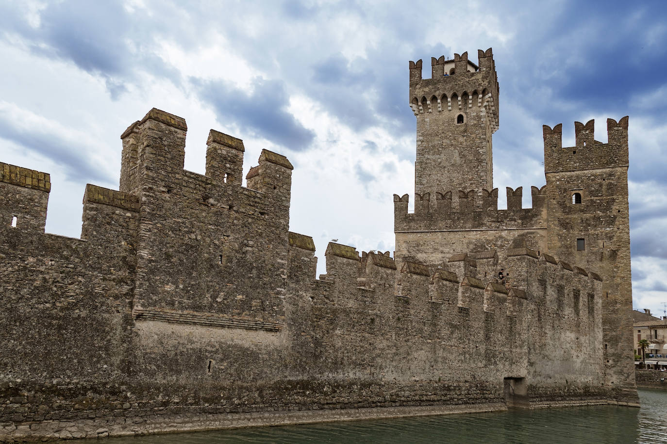 Castillo de Sirmione (Italia). Destaca especialmente por su singular posición en medio del lago Garda. Conocido también como Scaligero en honor a la poderosa familia Scaligeri, que lo encargó y gobernó esta región a principios del siglo XIII. Conforma un ejemplo espectacular de arquitectura medieval, cuya majestuosidad se acentúa gracias a sus impresionantes alrededores. Este castillo, rodeado de puentes levadizos, un foso, torres, muros transitables y festoneados, presenta todos los elementos típicos de una fortaleza de la Edad Media. Hay que animarse a subir los 150 escalones que lleva a la muralla porque las vistas del lago y Sirmione desde la torre más alta realmente merecen la pena, según la web Jetcost.es