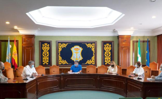 Reunión de trabajo en el salón de plenos para planificar la demolición del inmueble. 
