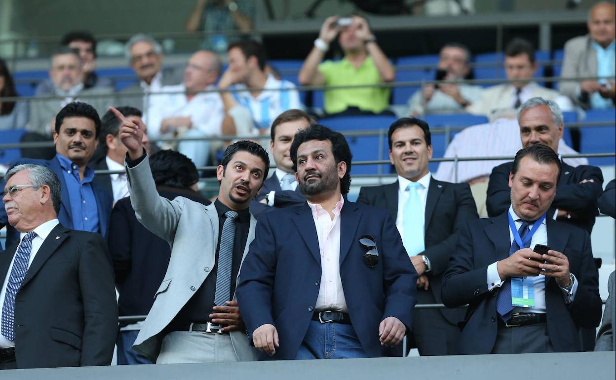 El palco de La Rosaleda en un partido del Málaga ante el Levante, con Al-Thani y Shatat en primer plano. 
