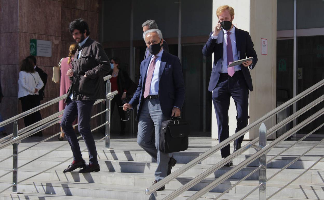 Jesús Santos, en el centro, a la salida de los Juzgados este viernes.